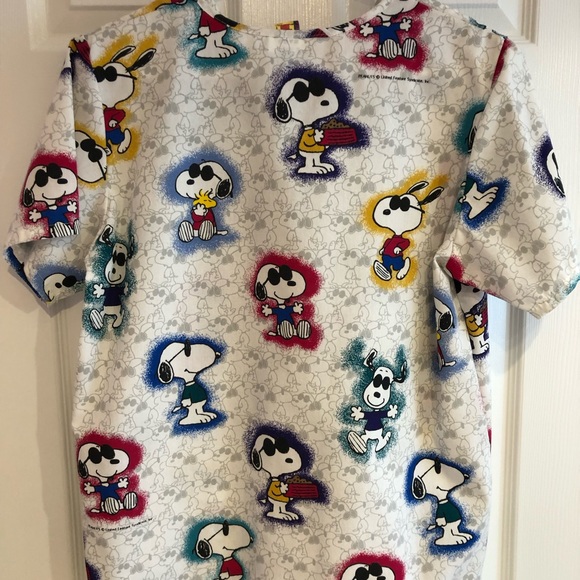 Peanuts Snoopy With Sunglasses Women’s Scrub Top, Size Medium - Picture 2 of 7